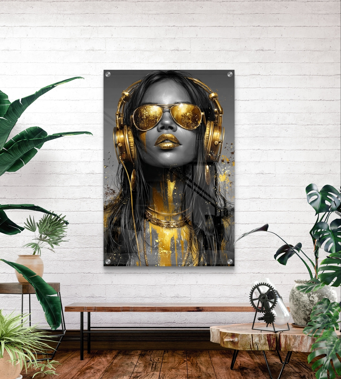 תמונת זכוכית עם דמות נשית, אוזניות ומשקפי שמש בגווני שחור וזהב בעיצוב מודרני, נועז ויוקרתי לקיר הבית