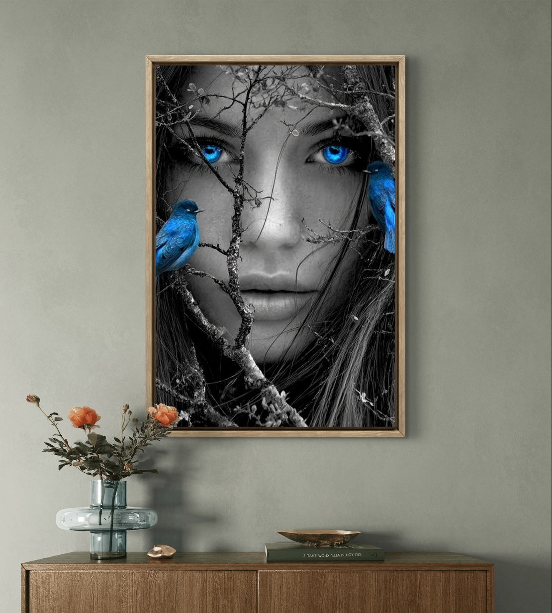 מבט כחול בין ענפים – תמונת קנבס דרמטית בשחור לבן וכחול | DX5115