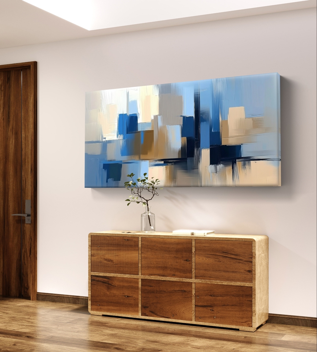 תמונת קנבס לרוחב בעיצוב אבסטרקטי עם מריחות צבע בגווני כחול, שמנת וחול, בסגנון מודרני ורגוע