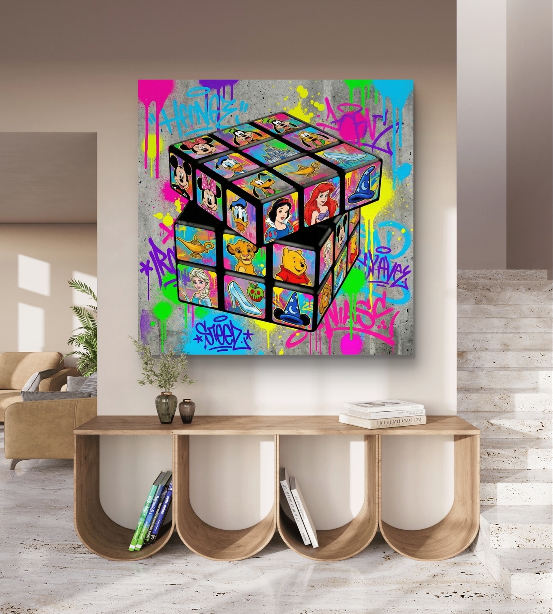 תמונת קנבס מרובעת צבעונית עם קובייה תלת־ממדית ודמויות פופ בסגנון גרפיטי, מסר של יצירתיות וחשיבה מחוץ לקופסה
