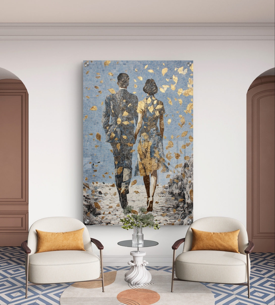 תמונת זכוכית עם זוג צועד יחד בשביל פתוח ועלי זהב מרחפים בעיצוב רומנטי ואלגנטי לקיר הבית