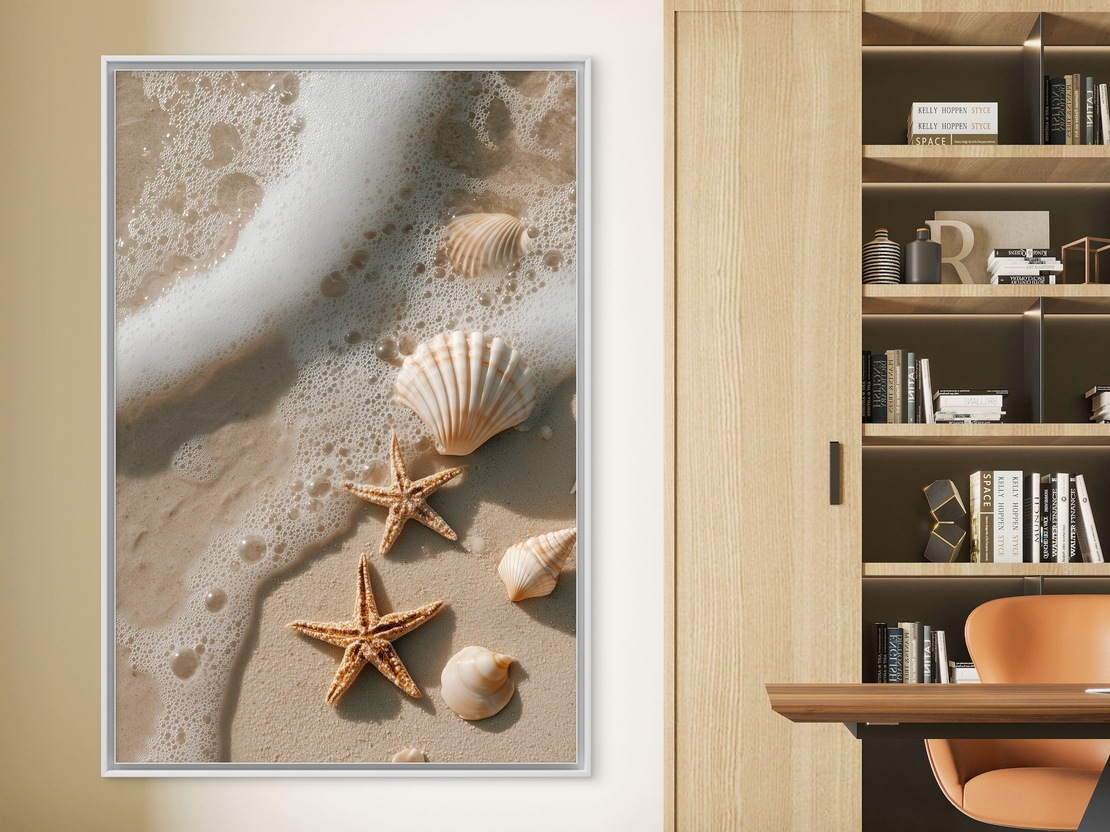 תמונת קנבס של חוף ים עם צדפים וכוכבי ים בגל קצף עדין – קולקציית NEXTGEN BY BAR