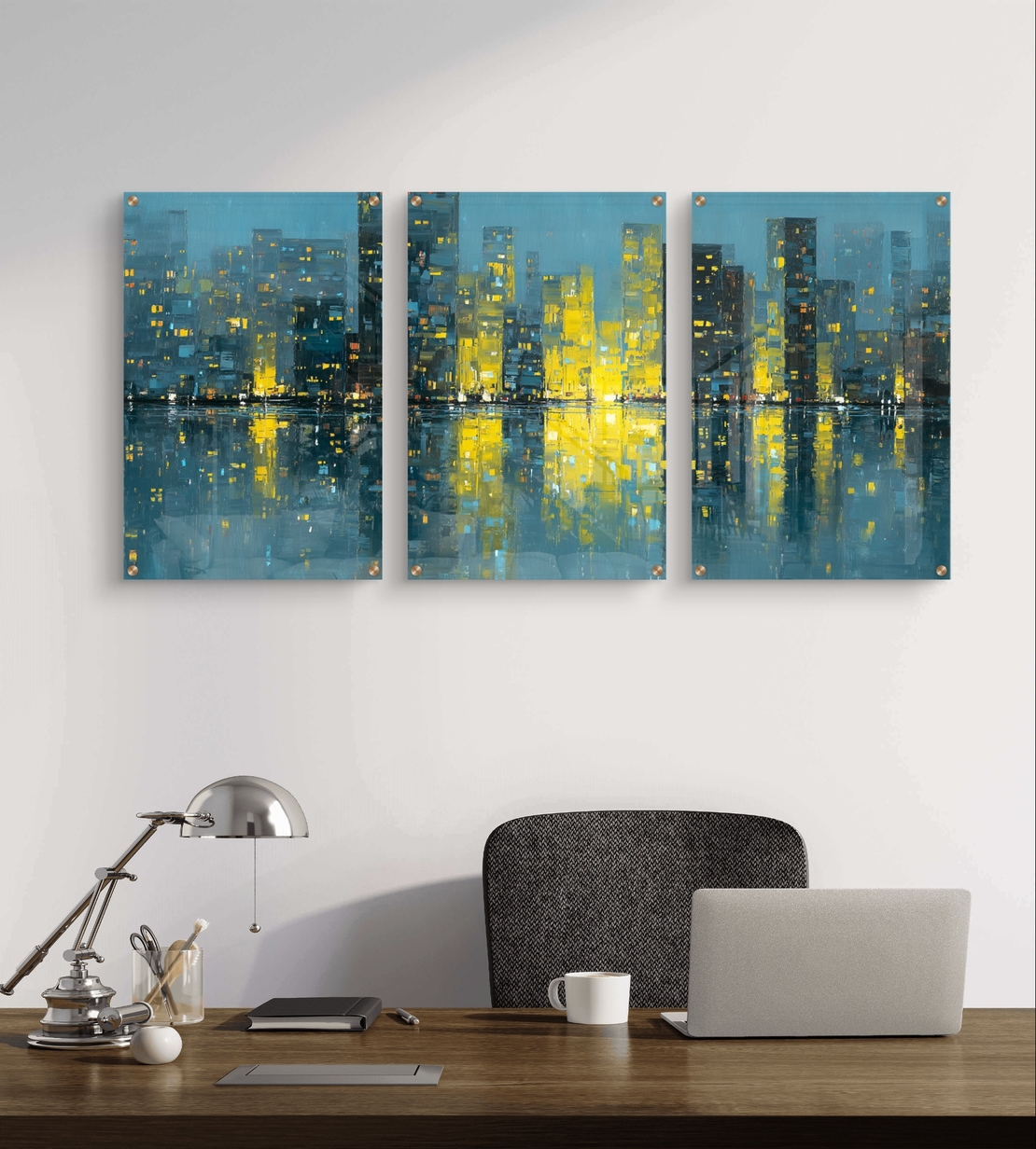 שלישיית תמונות זכוכית עם נוף עירוני אבסטרקטי ואורות זהב המשתקפים במים בעיצוב מודרני