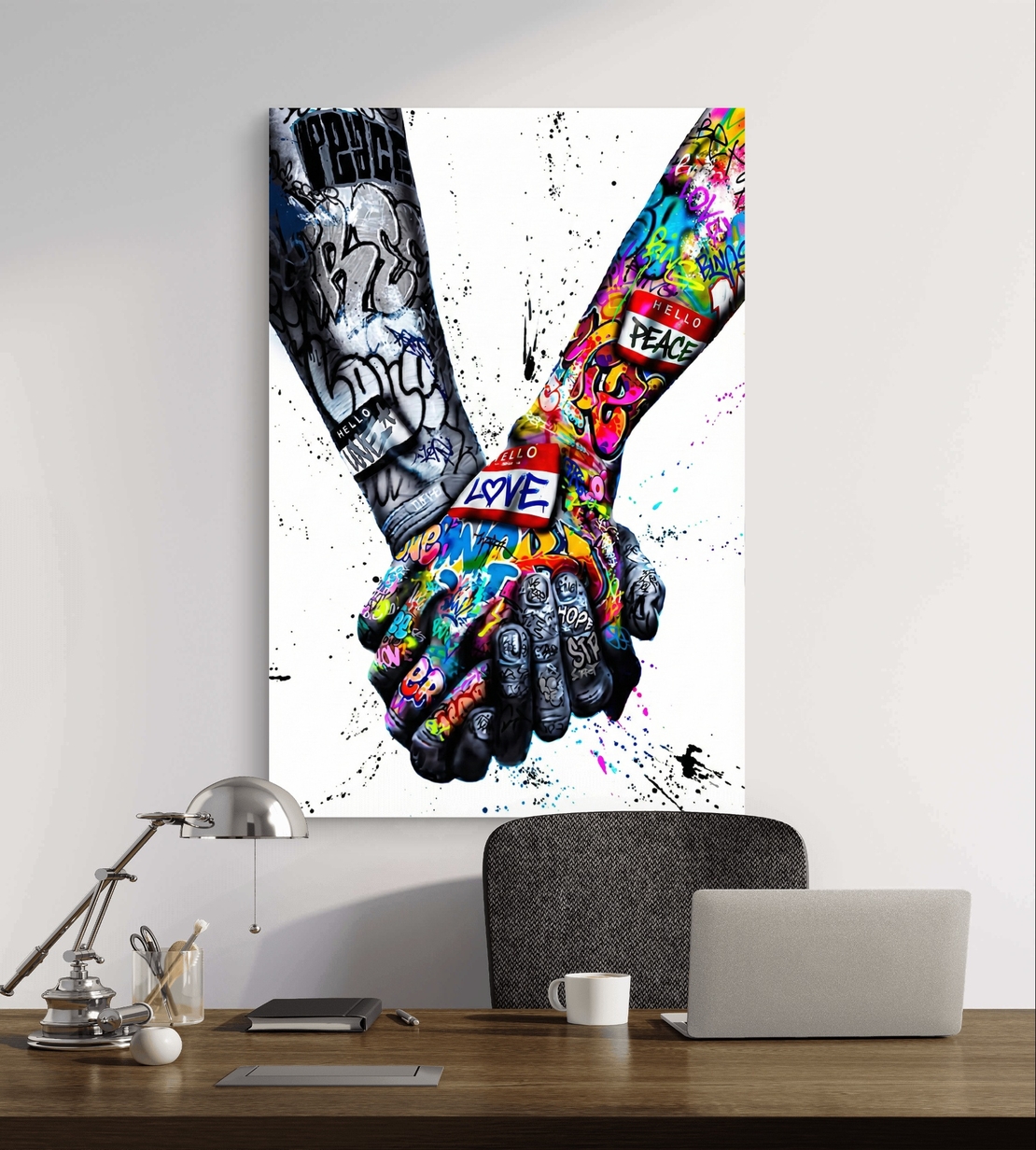 תמונת קנבס מוטיבציונית של שתי ידיים שלובות בעיצוב גרפיטי צבעוני עם מסר של חיבור, אהבה ואחדות