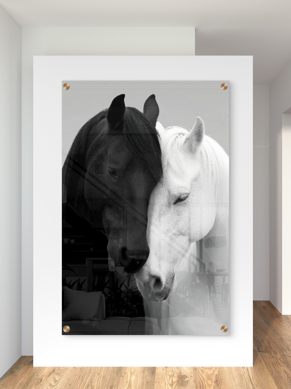 תמונת זכוכית של שני סוסים, אחד שחור ואחד לבן, מבטאים איזון והרמוניה בעיצוב יוקרתי מבית תכשיט לבית – NEXTGEN BY BAR.