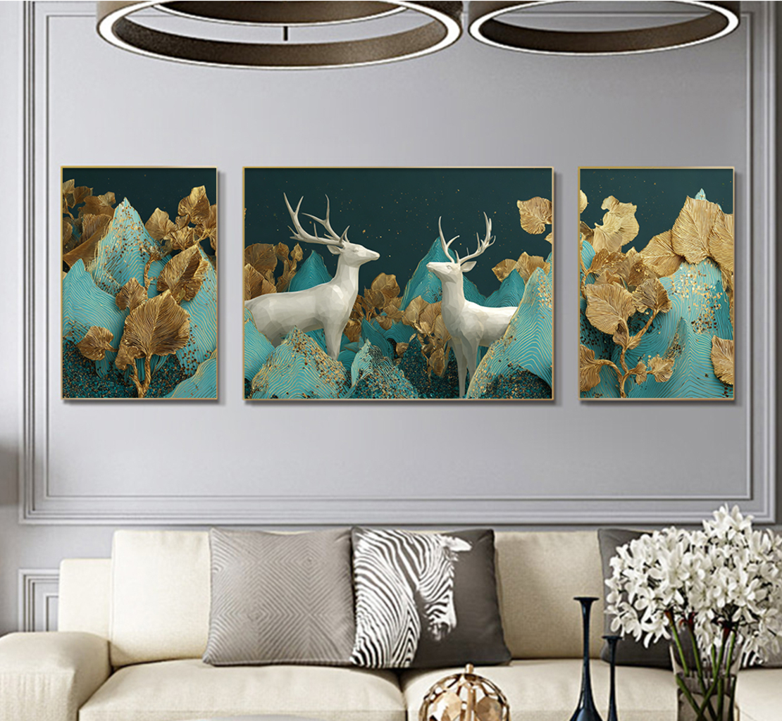 תמונת קנבס מחולקת בהדפסה חלקה של זוג איילים לבנים עם עלים מוזהבים על רקע טורקיז, בעיצוב יוקרתי לסלון.