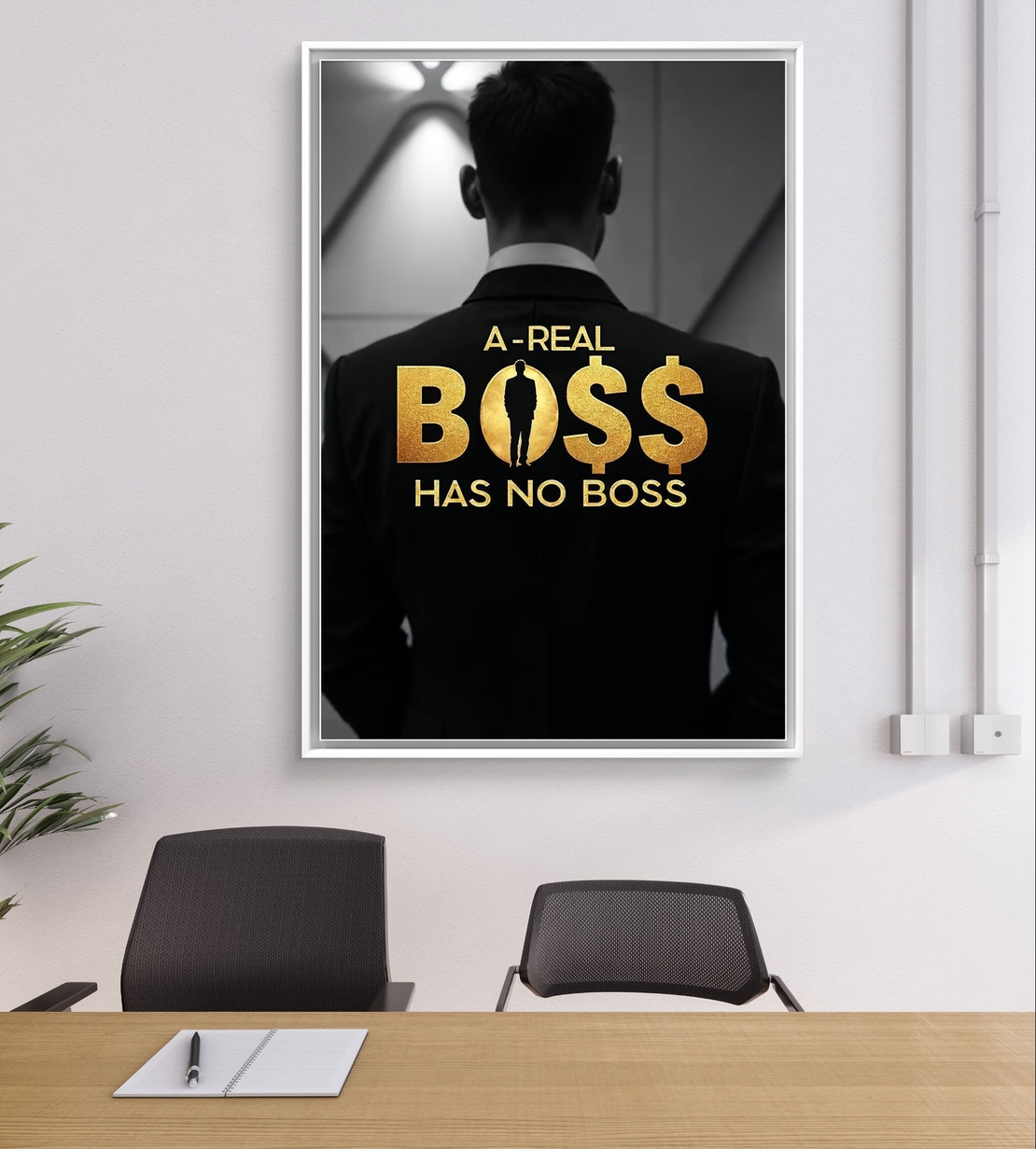 תמונת קנבס עם הכיתוב “A Real Boss Has No Boss” בזהב ודמות גבר בחליפה – תמונת מוטיבציה יוקרתית