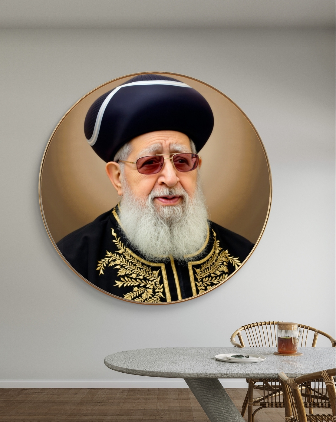 תמונת קנבס עגולה ומרשימה של הרב עובדיה יוסף עם רקע זהוב, מתוך קולקציית 