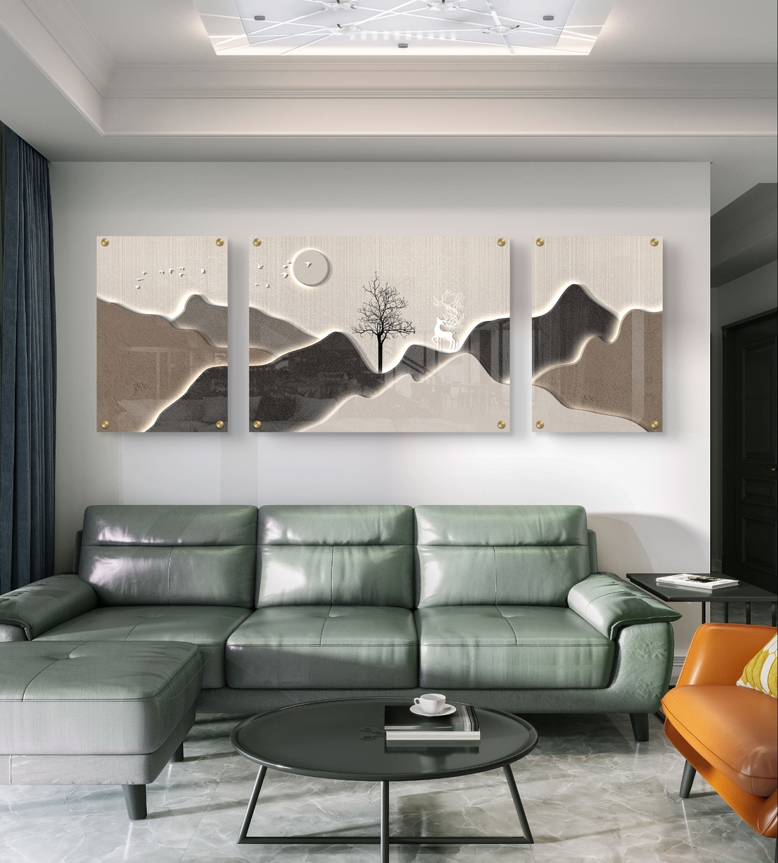 סט תמונות זכוכית מחולקות בעיצוב מופשט עם קווים רכים, עץ בודד וגוונים טבעיים של בז’, אפור וירקרק בסלון מודרני