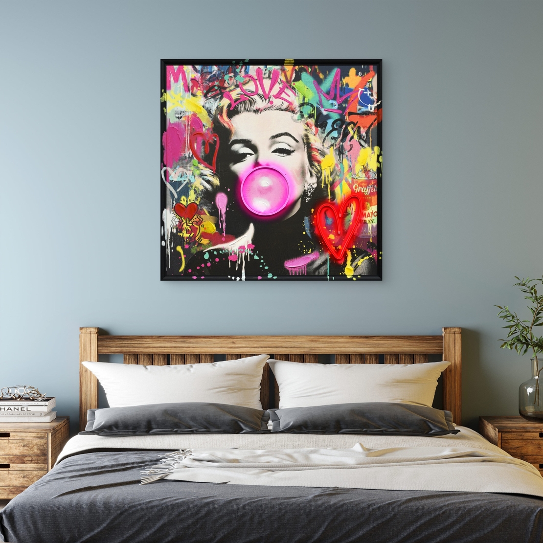 תמונת LED מרילין מונרו עם מסטיק ולב ניאון – הדפס משודרג עם מריחות צבע, מופעלת על סוללות עם שלט רחוק מידה 83*83 ס