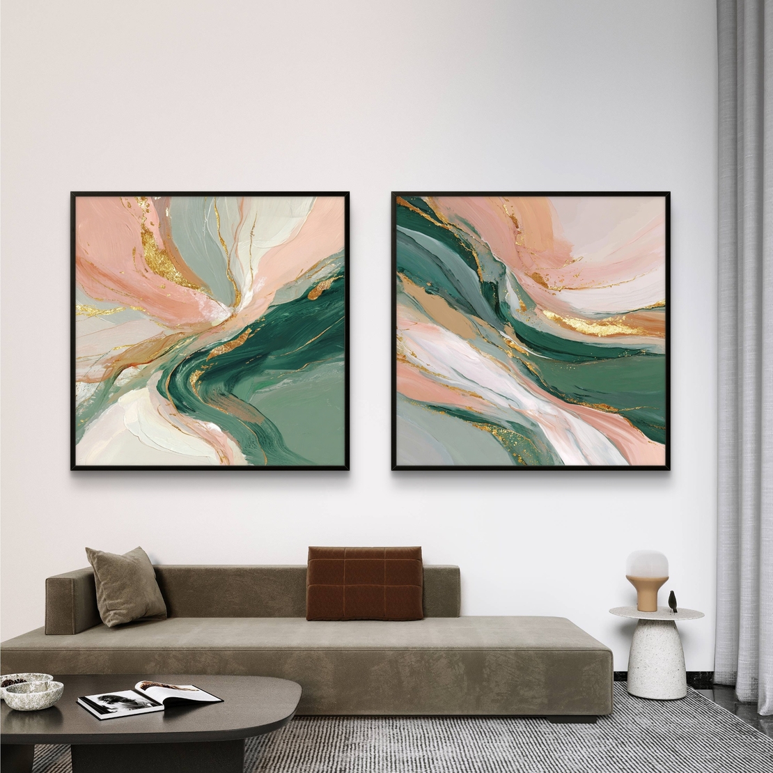 סט זוג תמונות קנבס מרובעות בעיצוב אבסטרקטי בגווני ירוק עמוק, ורוד פודרה ושמנת עם נגיעות זהב אלגנטיות, תלויות מעל ספה מודרנית.