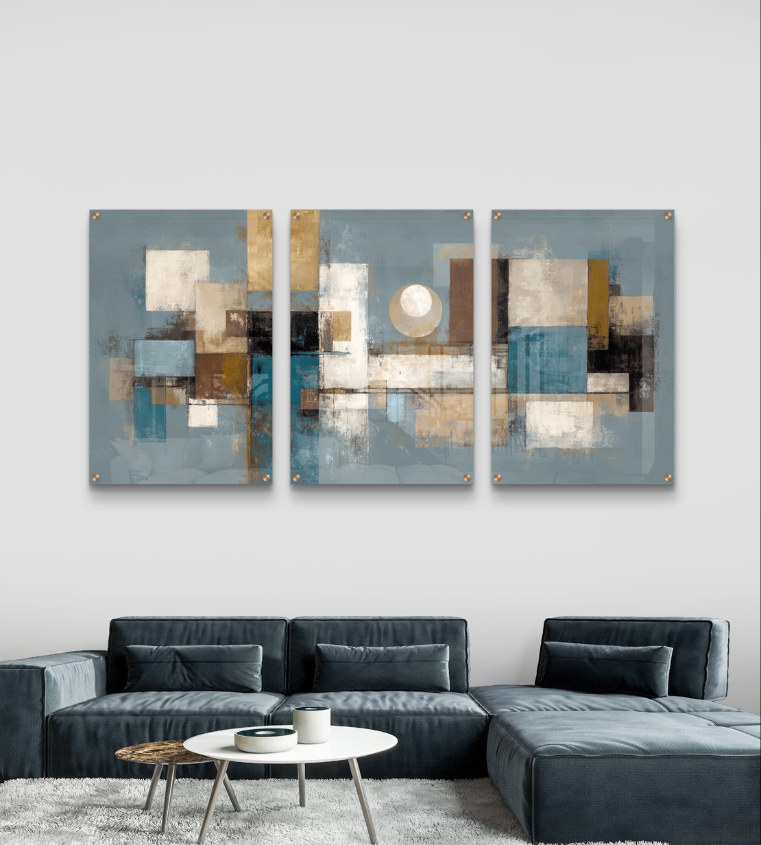 שלישיית תמונות זכוכית אבסטרקטיות בגווני כחול, בז’ וזהב בעיצוב גאומטרי מודרני למשרד או לבית