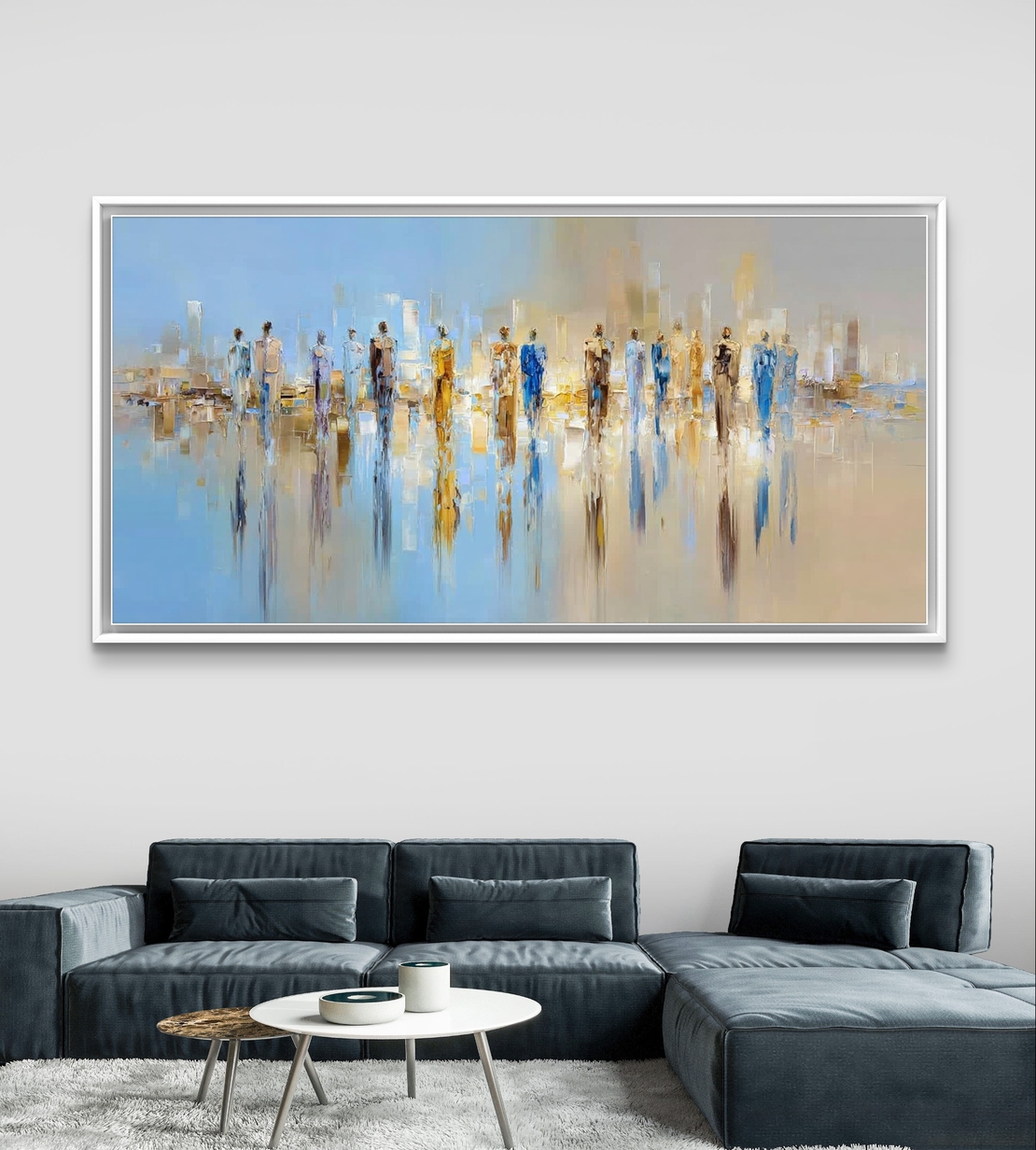 תמונת קנבס אבסטרקט אורבני בגווני כחול בהיר וזהב עם דמויות והשתקפויות עדינות