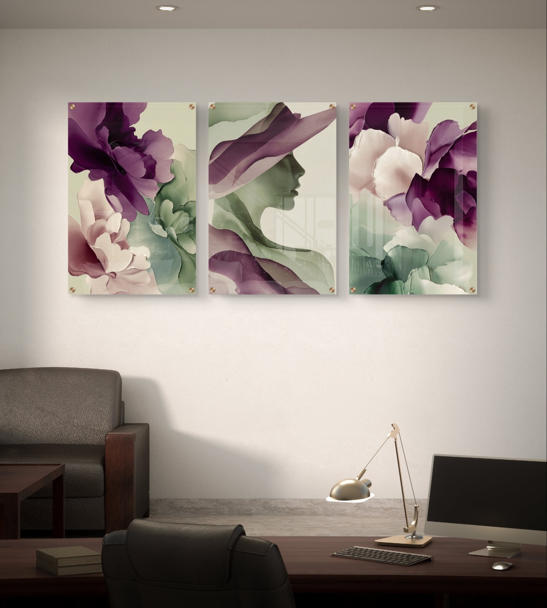 שלישיית תמונות זכוכית אבסטרקטיות עם פרחים וצללית נשית בגווני סגול וירוק בעיצוב מודרני ועדין