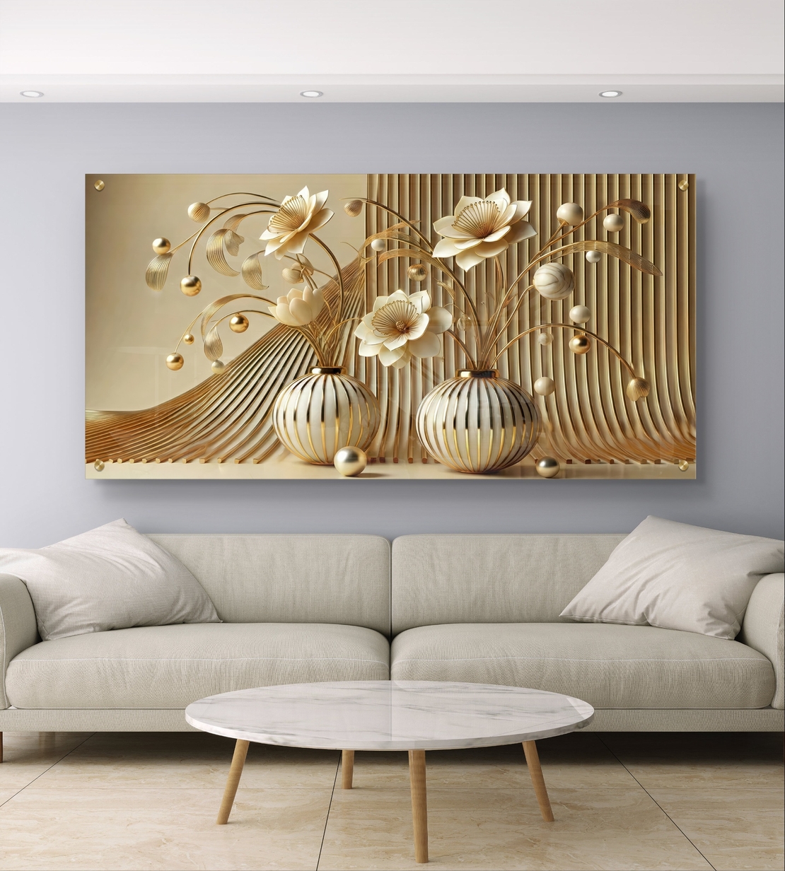 פריחת אור זהובה – תמונת זכוכית יוקרתית עם פרחים לבנים, אגרטלים זהובים וקווים זורמים |PN2501