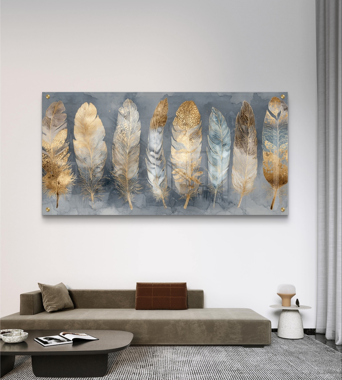 תמונת זכוכית לרוחב עם נוצות בגווני זהב ושמנת בעיצוב אלגנטי ומודרני לסלון