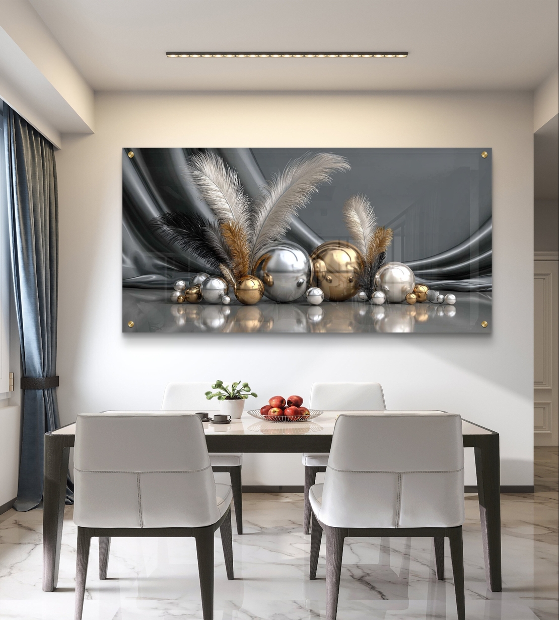 תמונת זכוכית לרוחב עם נוצות וכדורים בגווני זהב וכסף לעיצוב סלון יוקרתי