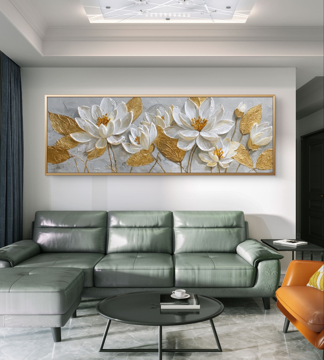 תמונת קנבס פנורמית עם פרחים לבנים ועלים מוזהבים על רקע בהיר בעיצוב אלגנטי ויוקרתי לבית