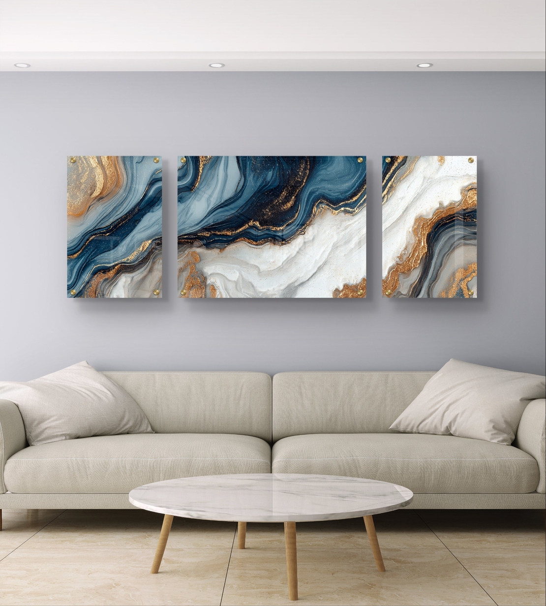 תמונת זכוכית מחולקת אבסטרקטית בגווני כחול, לבן ואפור עם נגיעות זהב ועיצוב זורם