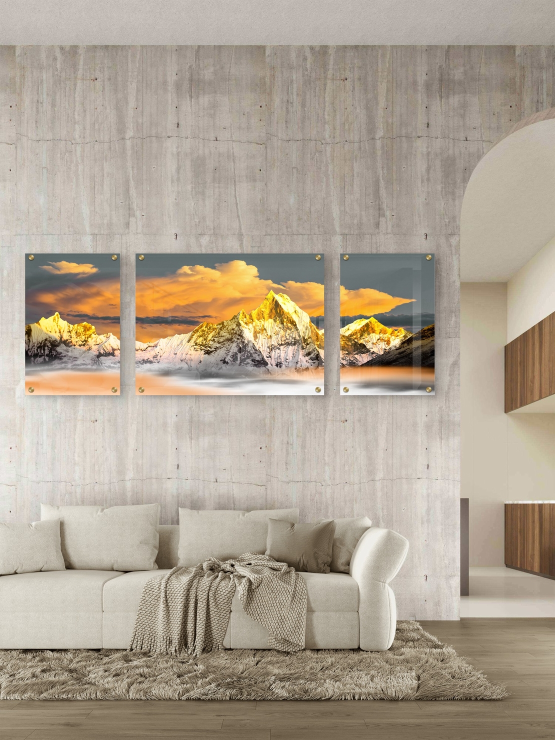 תמונת זכוכית מחולקת לשלושה חלקים עם נוף הררי מוזהב בשעת שקיעה, בעיצוב יוקרתי מבית תכשיט לבית.