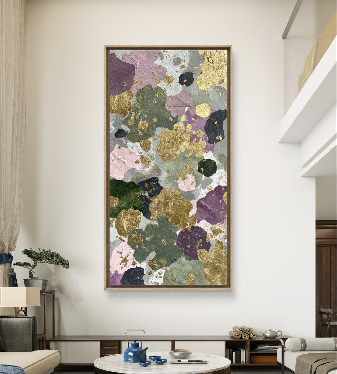 תמונת קנבס אנכית עם כתמי צבע ירוקים וסגולים ונגיעות זהב יוקרתיות.