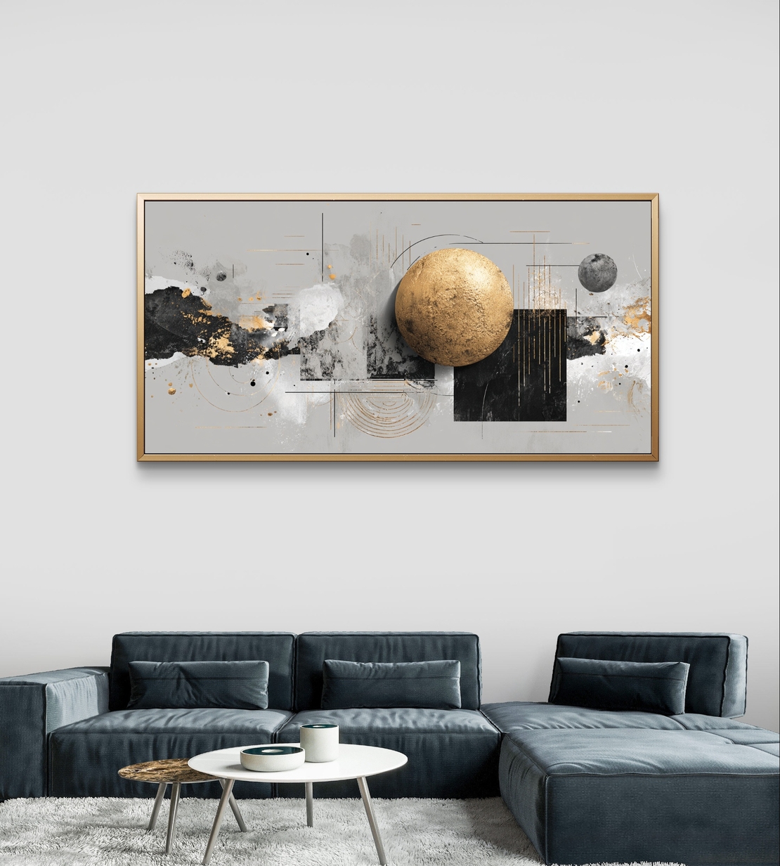 תמונת קנבס לרוחב בסגנון אבסטרקטי עם כדור זהב מרכזי וגווני שחור, אפור ולבן לעיצוב סלון מודרני ויוקרתי