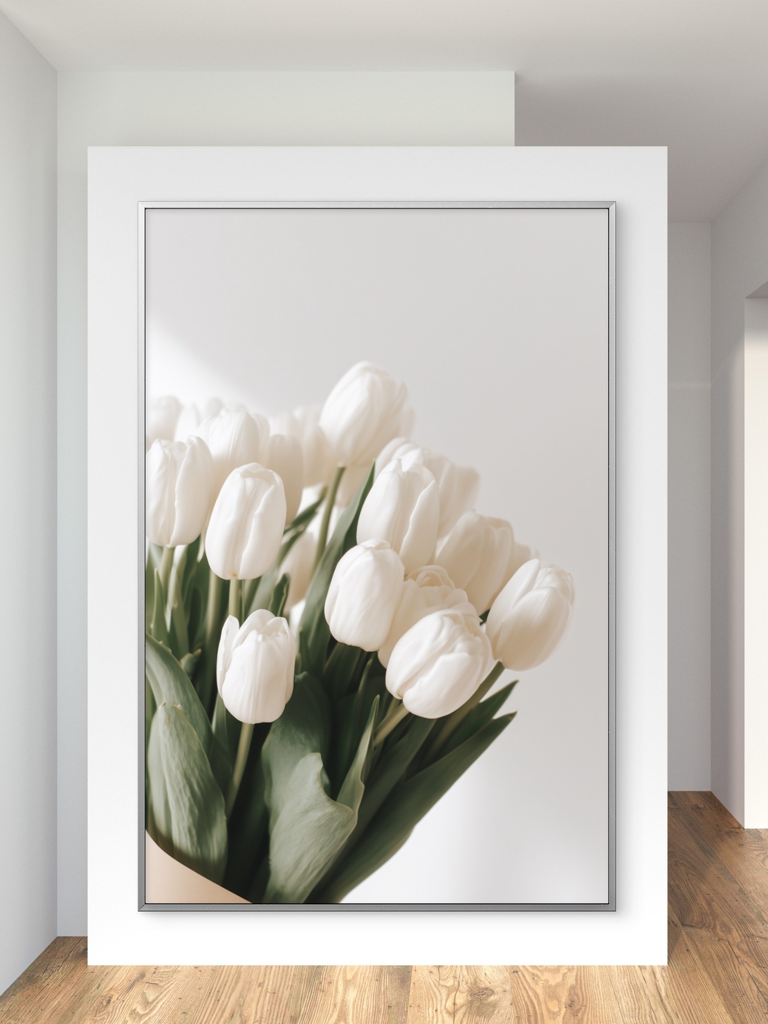 תמונת קנבס של זר טוליפים לבנים ברקע בהיר וסגנון נקי – NEXTGEN BY BAR