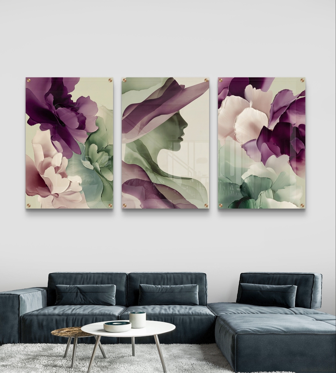 שלישיית תמונות זכוכית אבסטרקטיות עם פרחים וצללית נשית בגווני סגול וירוק בעיצוב מודרני ועדין