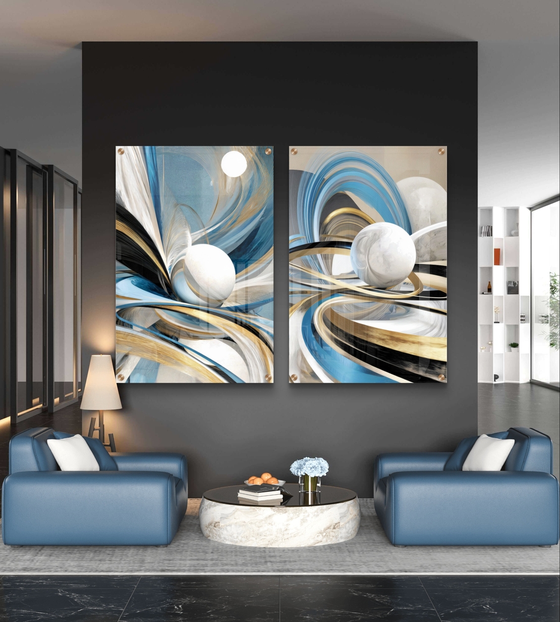 סט תמונות זכוכית זוג בעיצוב אבסטרקטי עם קווים זורמים בגווני כחול, תכלת וזהב וכדורים לבנים תלת מימדיים מעל ספה מודרנית.