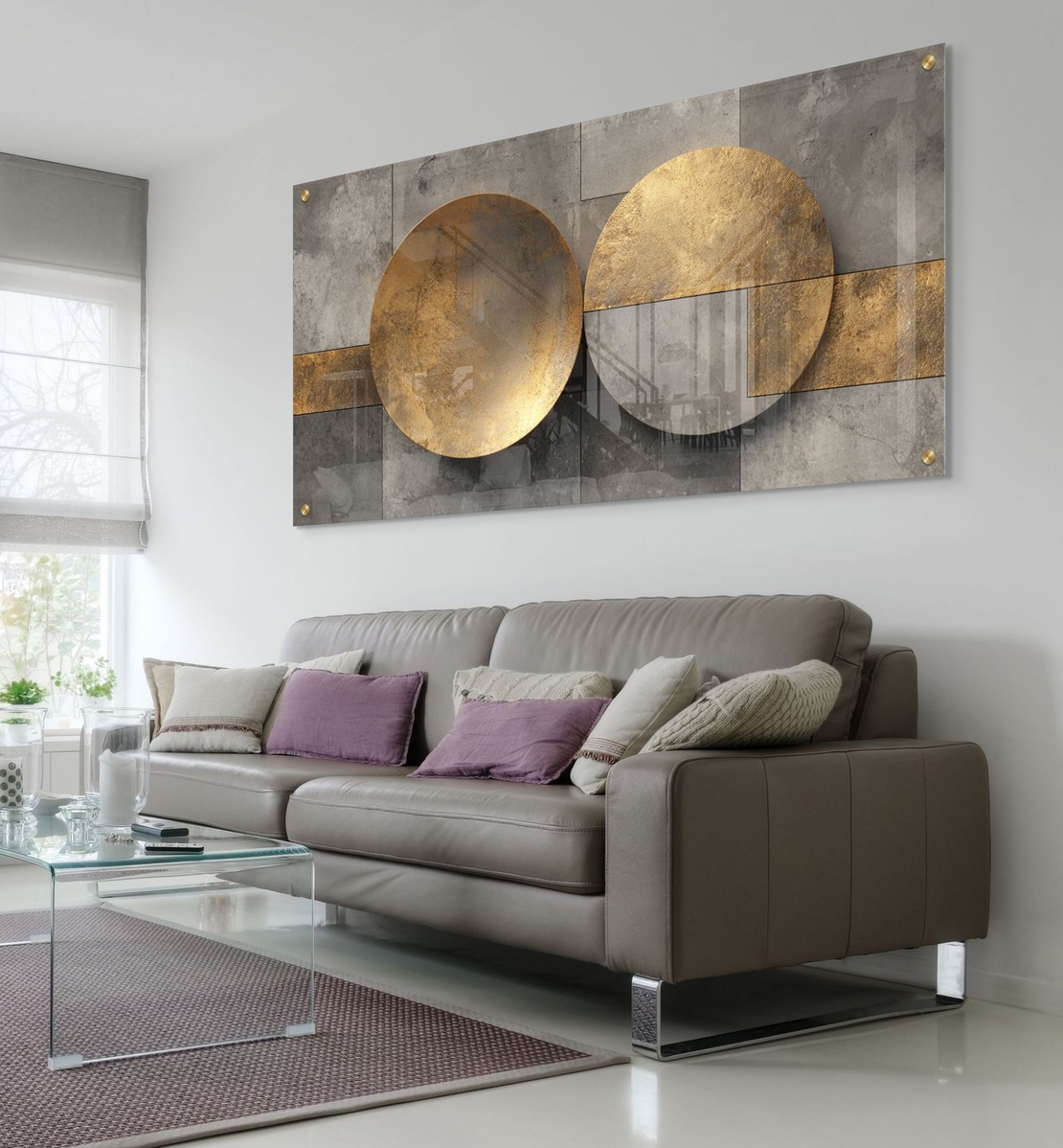 תמונת זכוכית לרוחב עם שני עיגולים מוזהבים מעל רקע אפור גאומטרי – תכשיט לבית