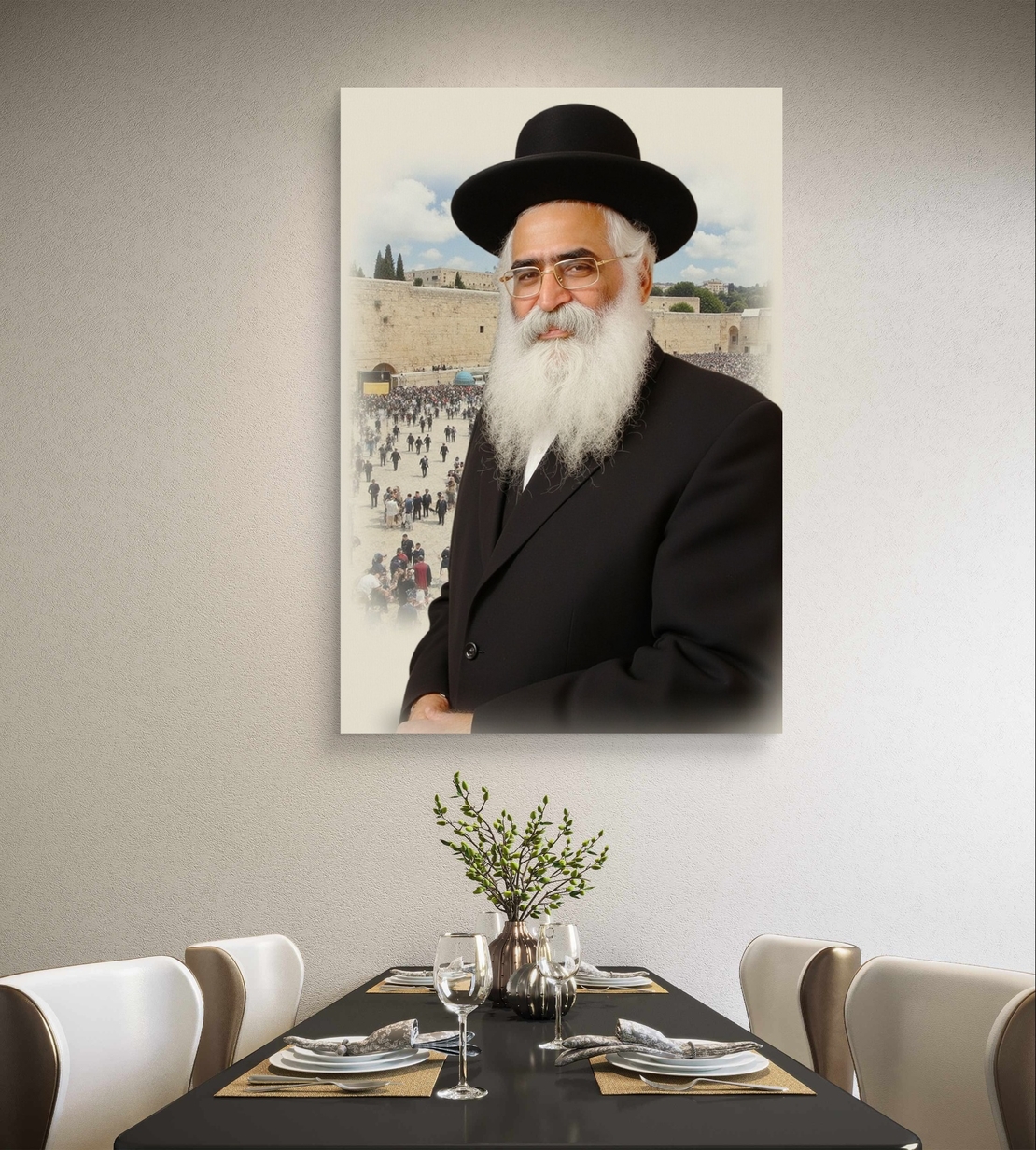 תמונת קנבס של הרב אברג'יל עם רקע הכותל, לבוש חסידי, מבט עמוק ותחושת קדושה – מתוך קולקציית תכשיט לבית.