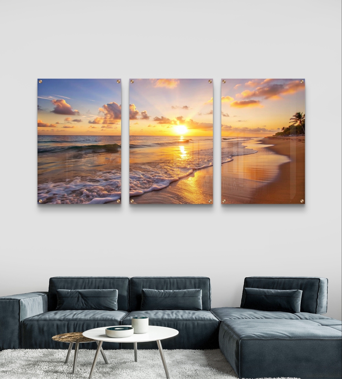 שלישיית תמונות זכוכית עם שקיעה זהובה על חוף הים, גלים עדינים וצבעים חמים בעיצוב רגוע ואלגנטי לסלון
