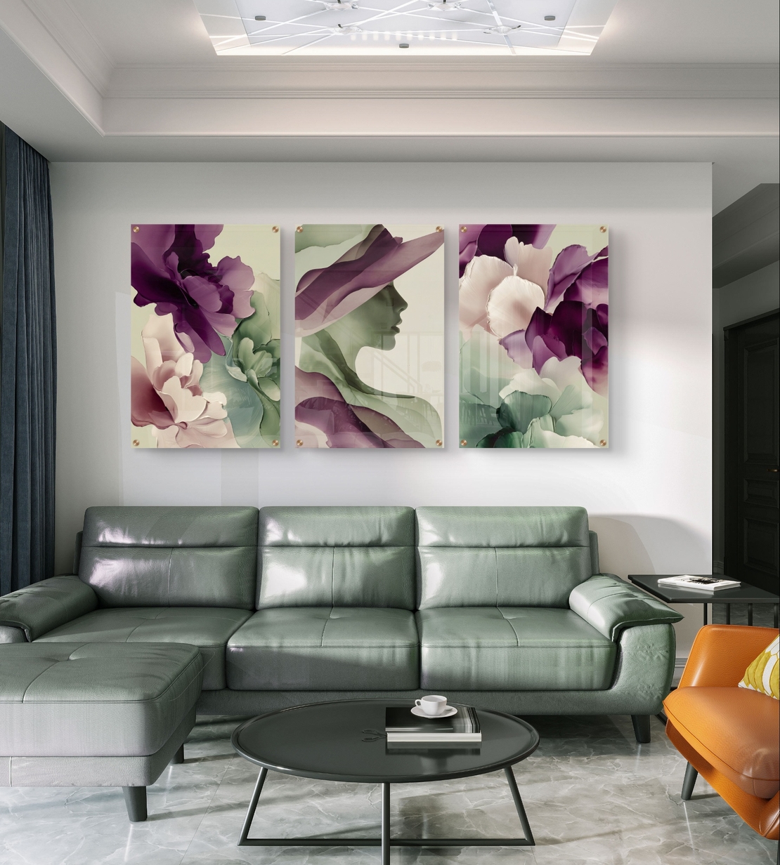 שלישיית תמונות זכוכית אבסטרקטיות עם פרחים וצללית נשית בגווני סגול וירוק בעיצוב מודרני ועדין