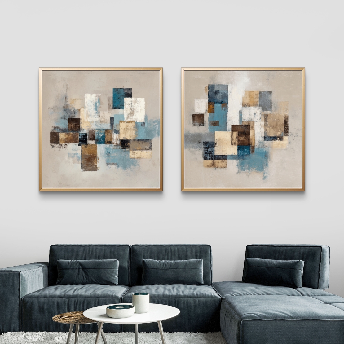 זוג תמונות קנבס מרובעות בעיצוב אבסטרקטי גאומטרי בגווני כחול, בז’ וחום מעל ספה בסלון מודרני