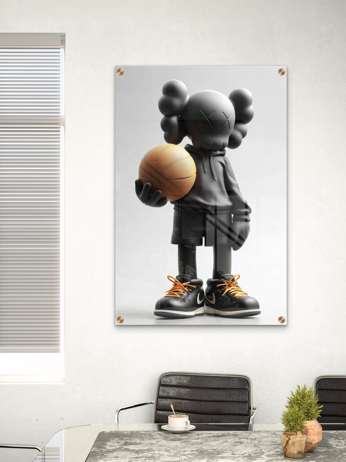 תמונת זכוכית של דמות KAWS שחורה מחזיקה כדורסל, עם נעליים שחורות ושרוכים כתומים – מתוך קולקציית NEXTGEN BY BAR של תכשיט לבית.