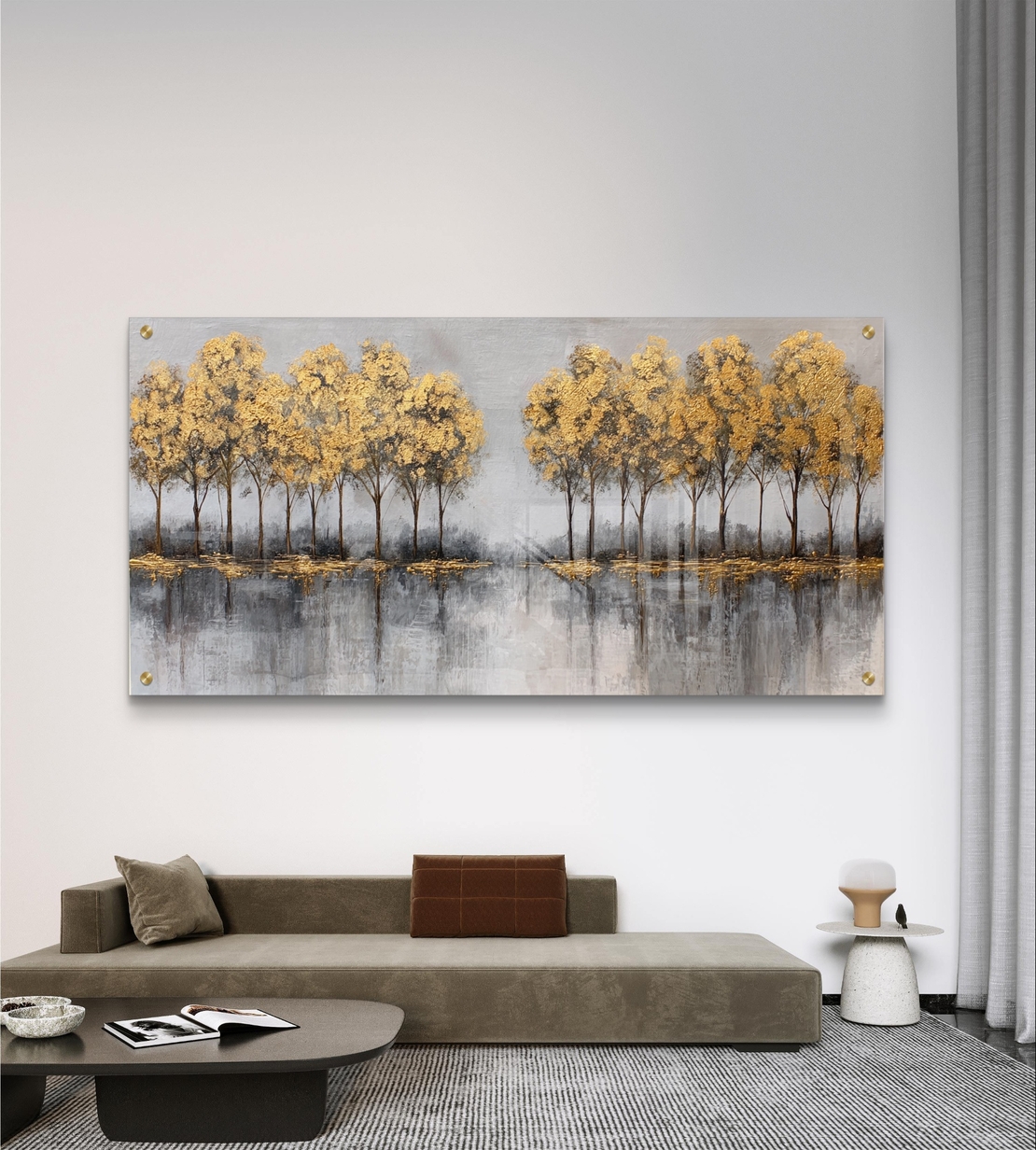 תמונת זכוכית לרוחב עם שורת עצים בגווני זהב והשתקפות על פני מים