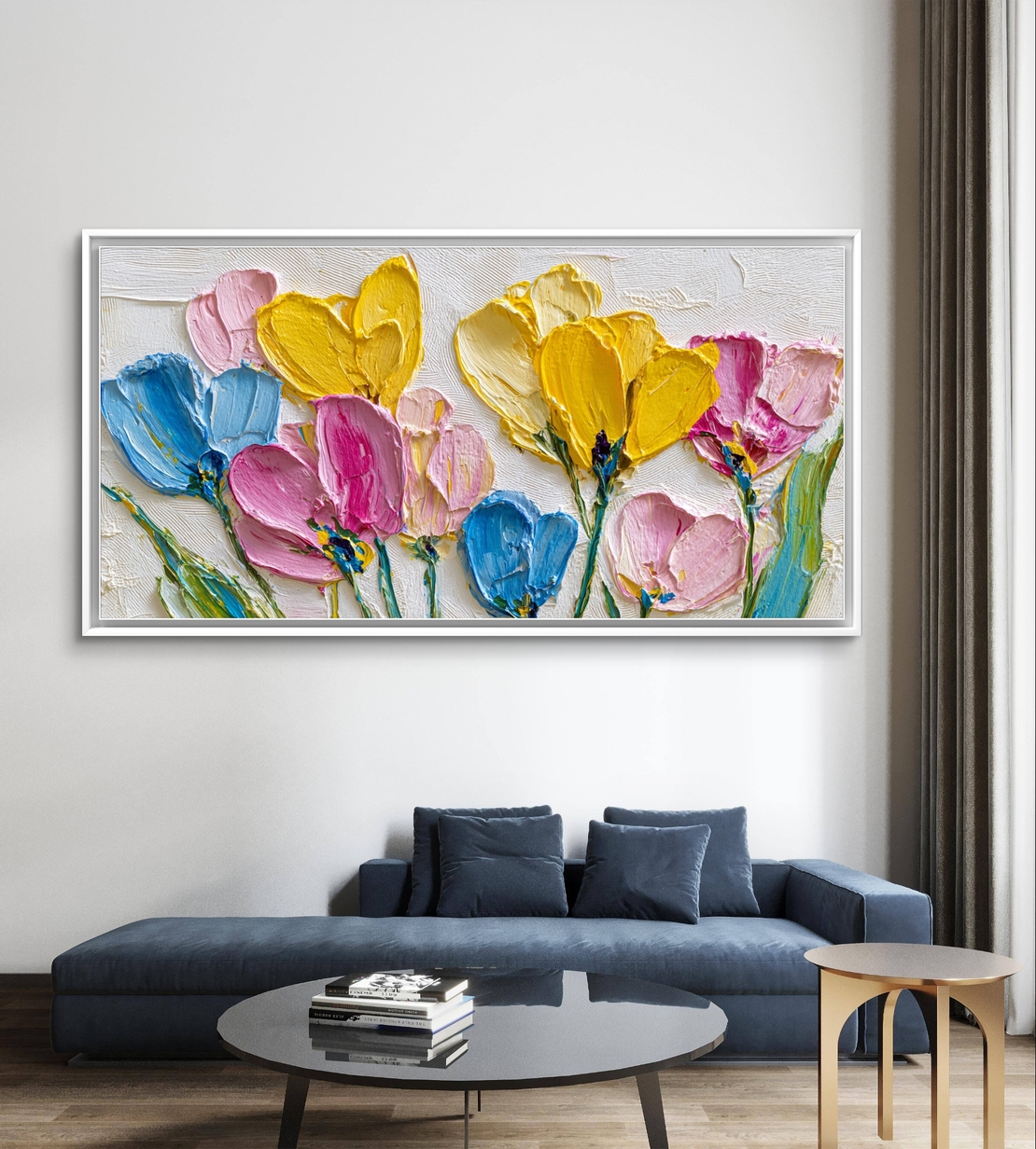 אמנות פרחונית לרוחב המכניסה צבע ואור לחלל הבית.