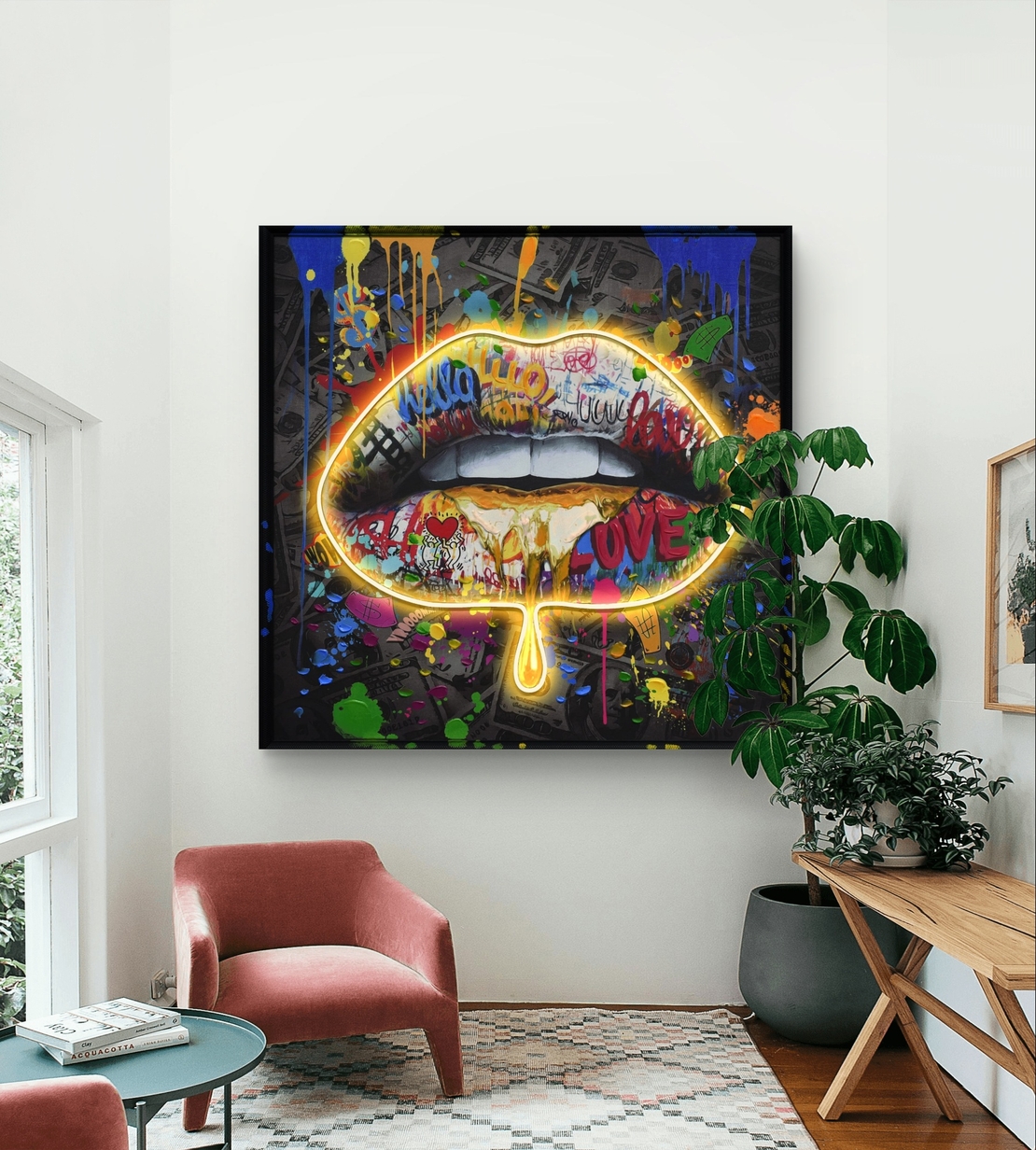 תמונת LED שפתיים גרפיטי עם זהב נוזלי – מופעלת על סוללות וכוללת שלט רחוק דגם LED1013 -מידה 83*83 ס