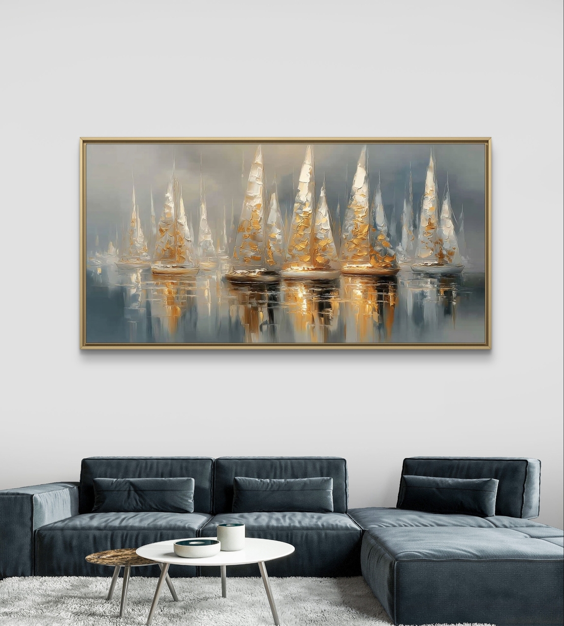 תמונת קנבס לרוחב עם סירות מפרש בגווני כחול ושמנת עם נגיעות זהב, משתקפות במים בעיצוב רגוע ויוקרתי לסלון.