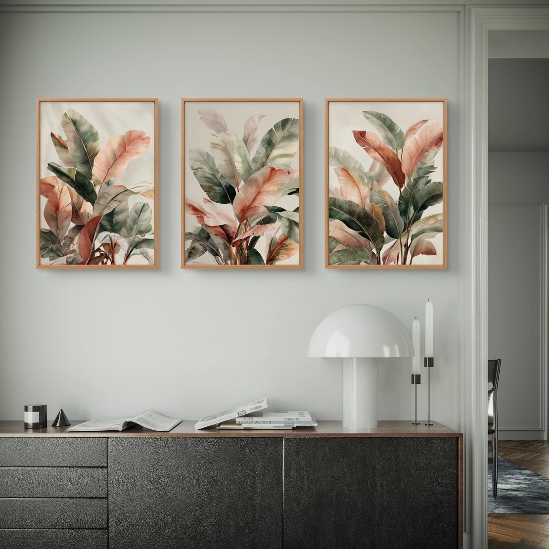 סט של שלוש תמונות קנבס עם איורי עלים בוטניים בגווני ירוק, שמנת וחום, בעיצוב עדין ומודרני לסלון.
