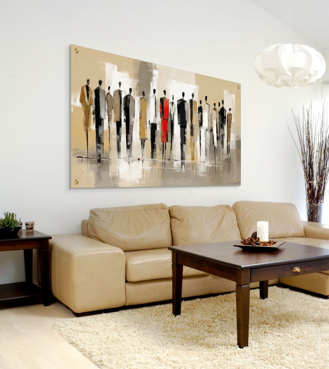 תמונת זכוכית לרוחב עם דמויות מופשטות בצבעי שחור, לבן ובז’ ונגיעה אדומה דרמטית, מתוך קולקציית תכשיט לבית.