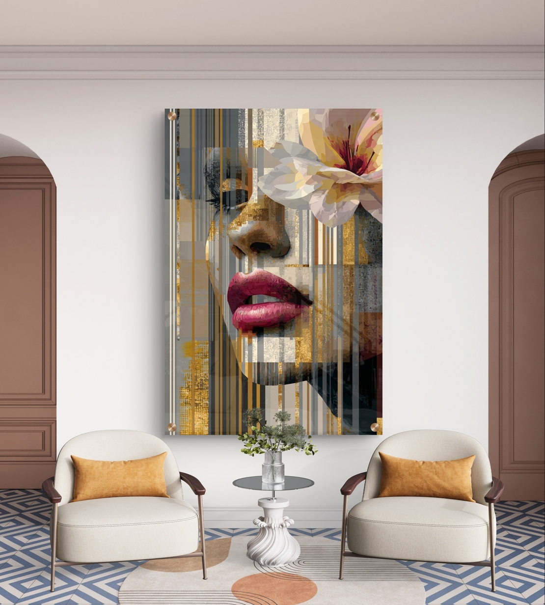 תמונת זכוכית בהדפסה חלקה של דיוקן נשי מופשט עם פרח בהיר, קווים אנכיים ושכבות צבע בגווני זהב, אפור ושחור.