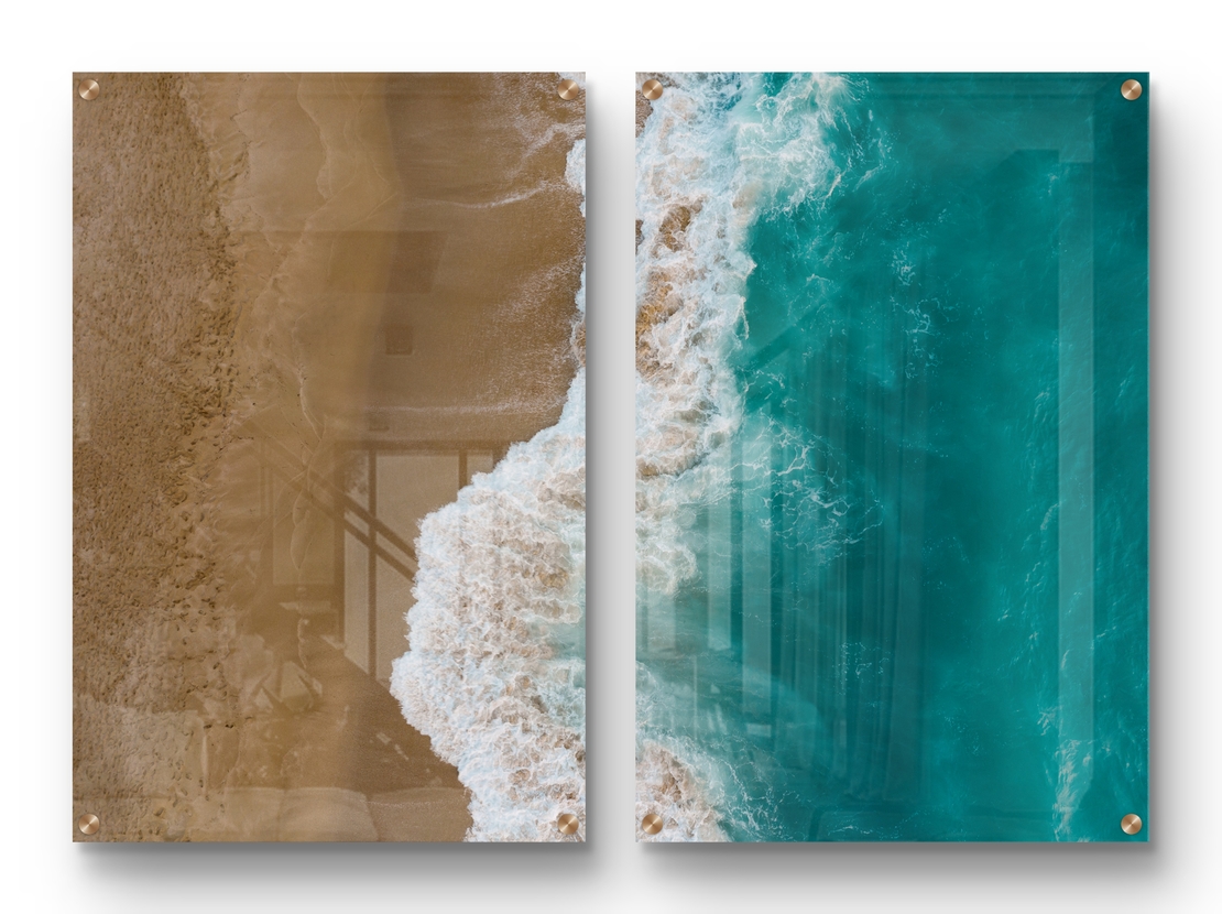 זוג תמונות זכוכית במבט על של חוף וים, מפגש בין חול חמים למים טורקיזיים בעיצוב מודרני ורגוע לקיר הבית