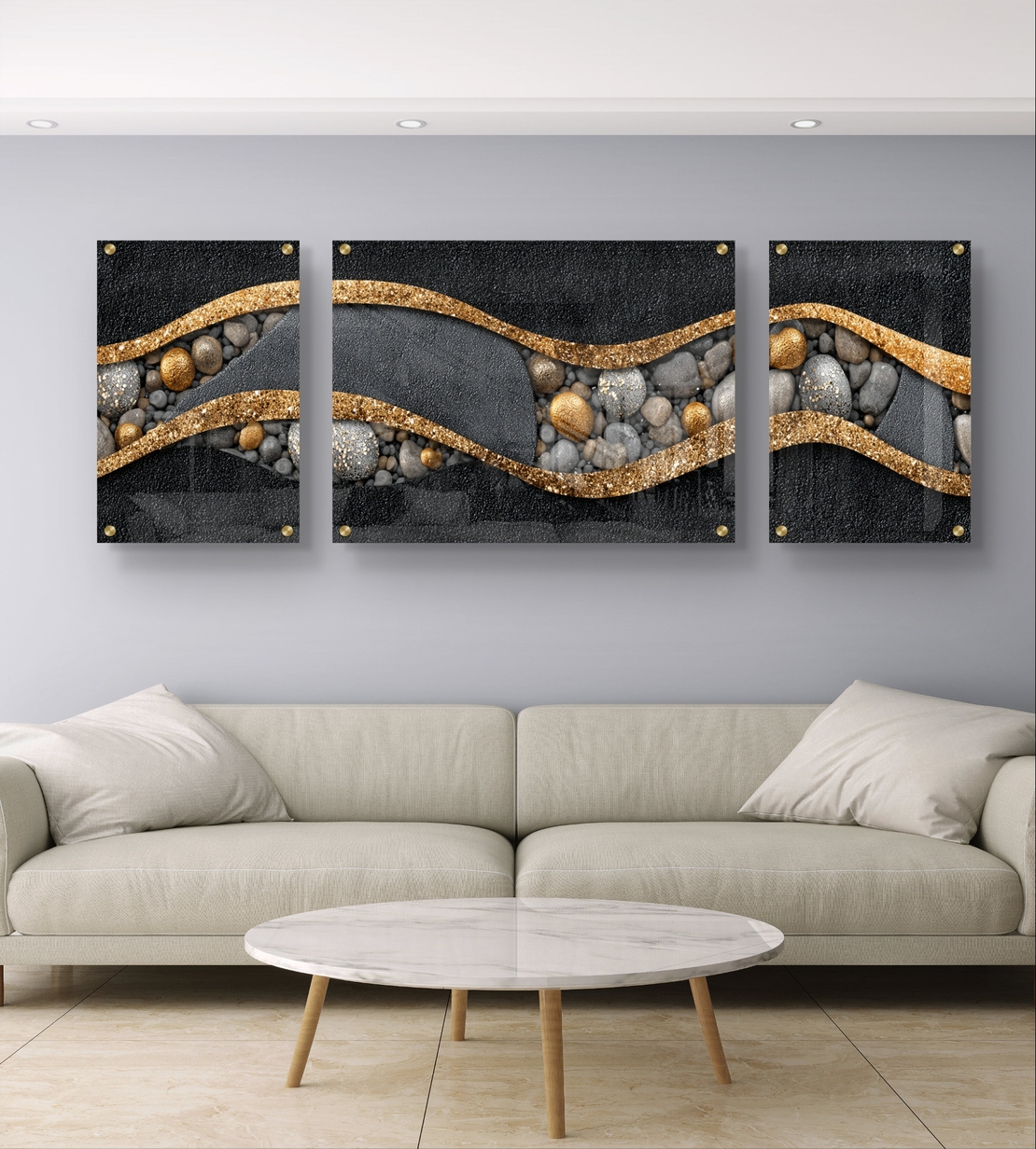 תמונת זכוכית מחולקת טריפטיכון בגווני שחור, אפור וזהב עם קווים זורמים ואבנים – תכשיט לבית