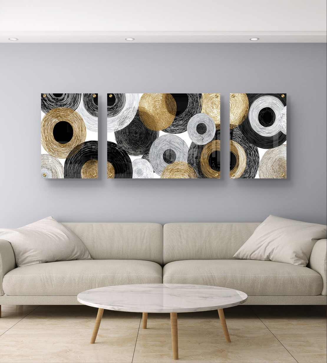 תמונת זכוכית מחולקת אבסטרקטית עם מעגלים בגווני שחור, לבן ואפור ונגיעות זהב