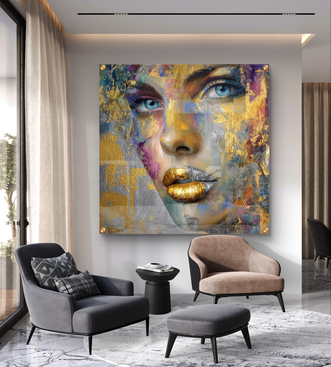 תמונת זכוכית מרובעת של דיוקן נשי עם מבט כחול ושפתיים זהובות בעיצוב אבסטרקטי יוקרתי