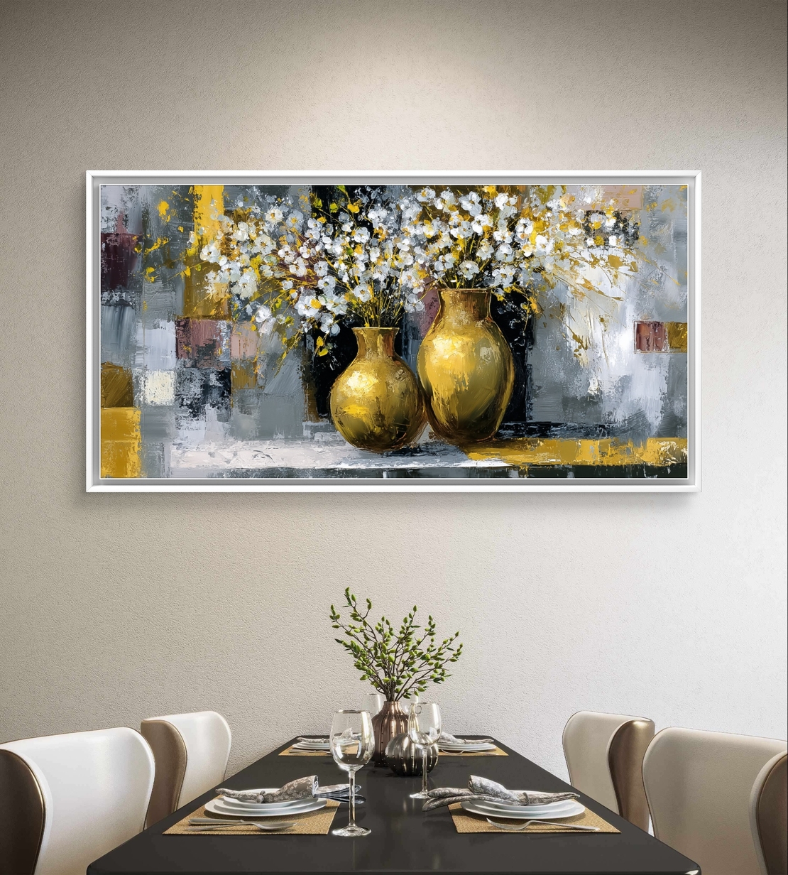 תמונת קנבס Symphony in Gold – שני כדים מוזהבים מלאים בפרחים לבנים על רקע מופשט בגווני אפור וזהב