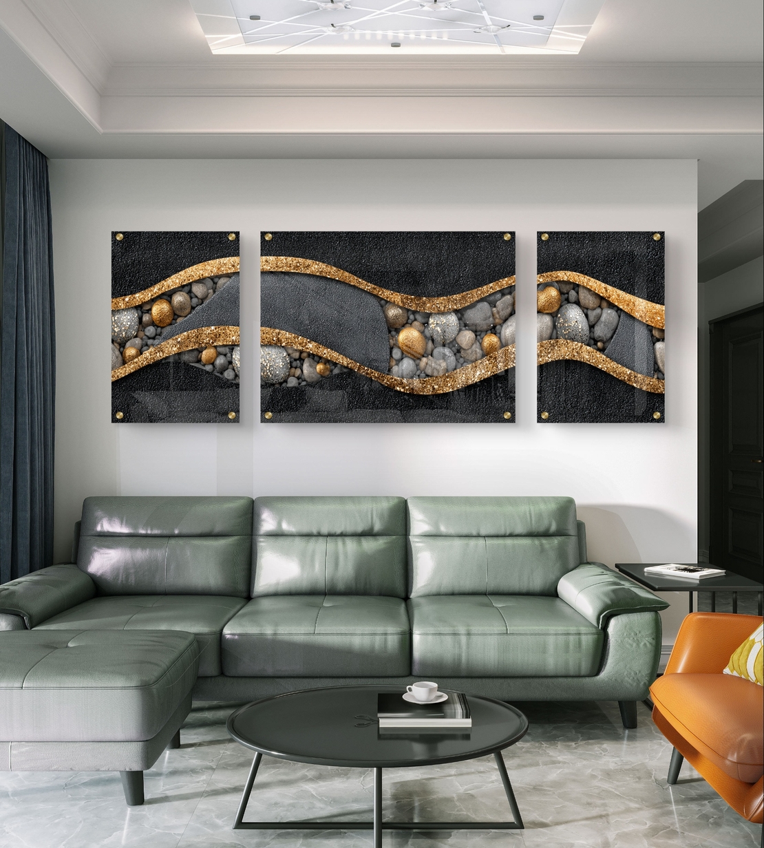 תמונת זכוכית מחולקת טריפטיכון בגווני שחור, אפור וזהב עם קווים זורמים ואבנים – תכשיט לבית