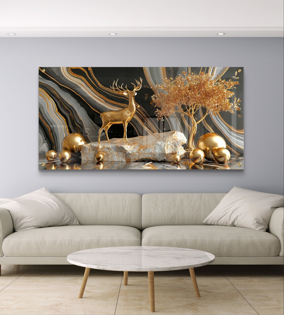 תמונת זכוכית יוקרתית עם אייל זהוב על רקע מרבל שחור-אפור ונגיעות זהב, מראה פרימיום לקיר