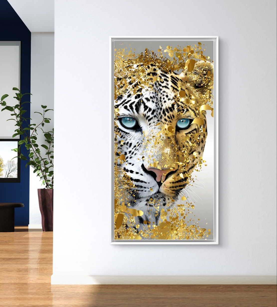 תמונת קנבס לאורך של נמר לבן עם עיניים כחולות ונגיעות זהב יוקרתיות בעיצוב מודרני